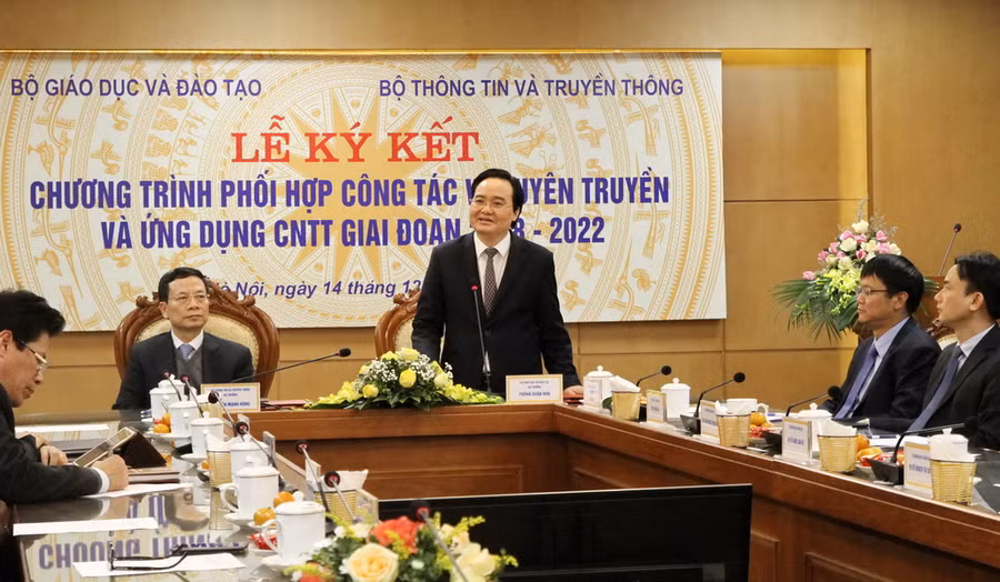 Bộ trưởng Phùng Xuân Nhạ phát biểu tại lễ kí kết.