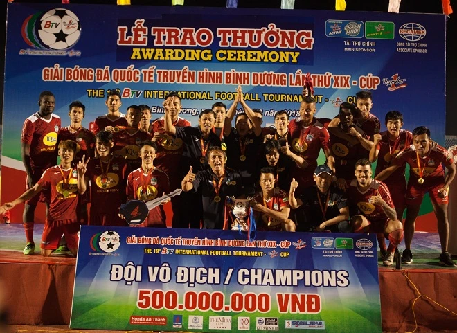 Các cầu thủ HA.GL với chiếc Cup vô địch Number 1