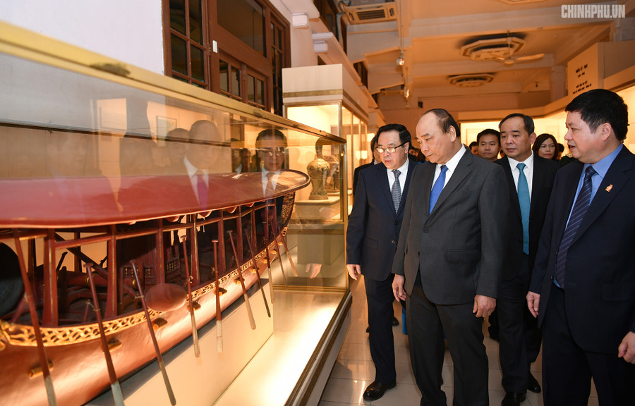 Giai đoạn lịch sử Việt Nam từ giữa thế kỷ XIX đến ngày nay có khoảng hơn 80.000 tài liệu, hiện vật về lịch sử cách mạng Việt Nam, về Đảng Cộng sản Việt Nam, về Chủ tịch Hồ Chí Minh và các đồng chí lãnh đạo của Đảng Cộng sản Việt Nam qua các thời kỳ. Ảnh VGP Giai đoạn lịch sử Việt Nam từ giữa thế kỷ XIX đến ngày nay có khoảng hơn 80.000 tài liệu, hiện vật về lịch sử cách mạng Việt Nam, về Đảng Cộng sản Việt Nam, về Chủ tịch Hồ Chí Minh và các đồng chí lãnh đạo của Đảng Cộng sản Việt Nam qua các thời kỳ. Ảnh VGP