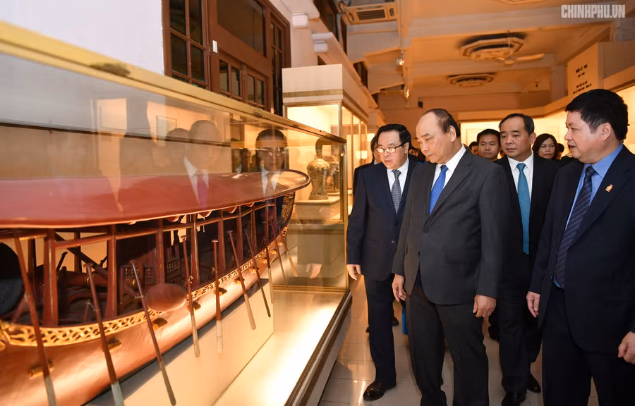 Giai đoạn lịch sử Việt Nam từ giữa thế kỷ XIX đến ngày nay có khoảng hơn 80.000 tài liệu, hiện vật về lịch sử cách mạng Việt Nam, về Đảng Cộng sản Việt Nam, về Chủ tịch Hồ Chí Minh và các đồng chí lãnh đạo của Đảng Cộng sản Việt Nam qua các thời kỳ. Ảnh VGP