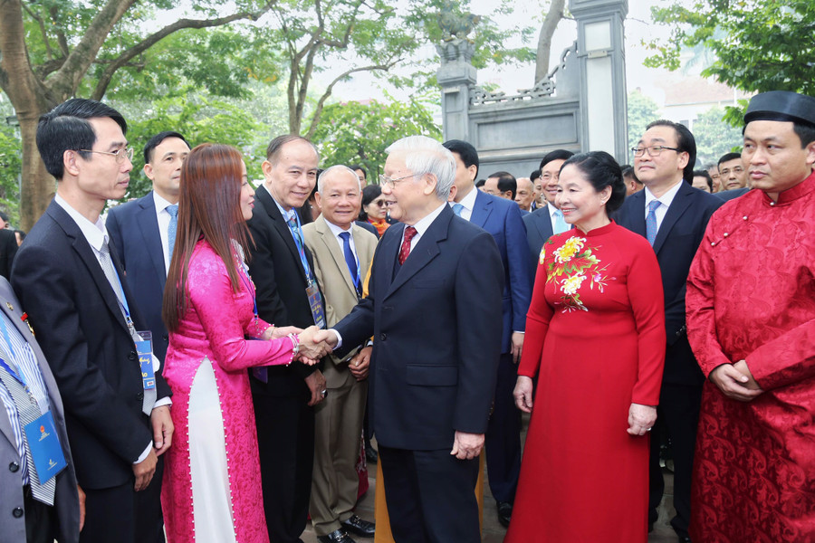 Tổng Bí thư, Chủ tịch nước thân mật trò chuyện, thăm hỏi tình hình đời sống, công tác, làm ăn kinh doanh của bà con kiều bào. - Ảnh: VGP/Nhật Bắc