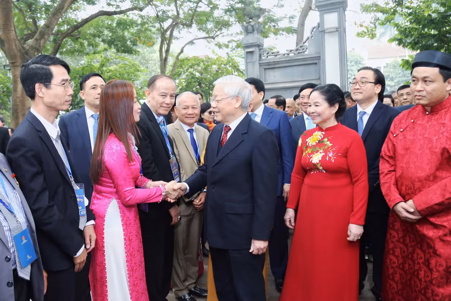 Tổng Bí thư, Chủ tịch nước thân mật trò chuyện, thăm hỏi tình hình đời sống, công tác, làm ăn kinh doanh của bà con kiều bào. - Ảnh: VGP/Nhật Bắc