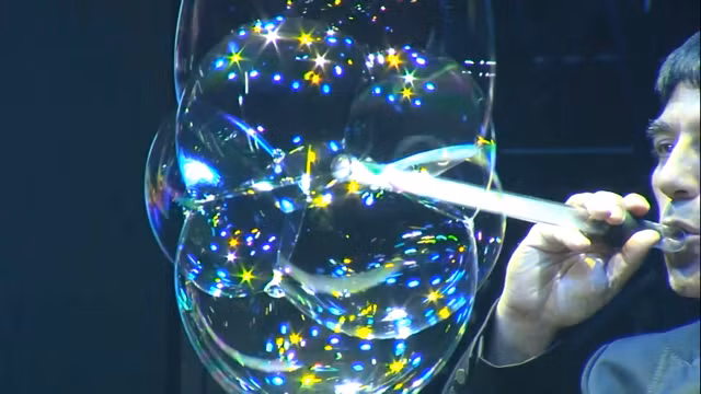 Những quả bong bóng kết hợp với sắc màu tạo nên không gian huyền ảo.