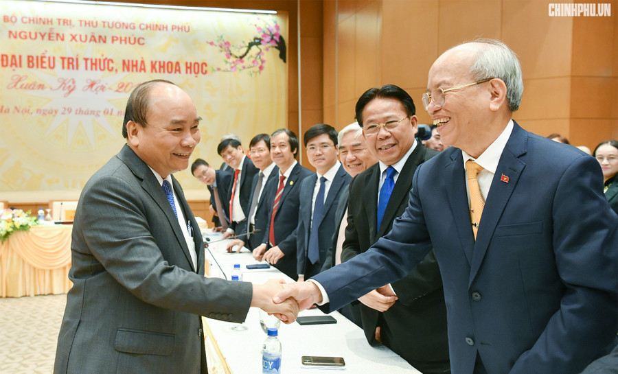Thủ tướng Nguyễn Xuân Phúc và các trí thức, nhà khoa học. Ảnh: VGP/Quang Hiếu Thủ tướng Nguyễn Xuân Phúc và các trí thức, nhà khoa học. Ảnh: VGP/Quang Hiếu