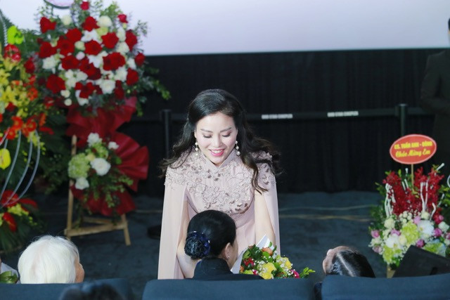 Huyền Trang gửi tặng những bó hoa tươi thắm đến bà ngoại và mẹ của cô tại buổi ra mắt bộ phim.