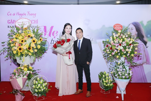 Huyền Trang và nhà báo Ngô Bá Lục người viết kịch bản văn học.