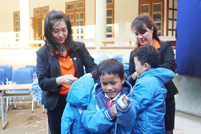 Trao tặng áo ấm của SHB tới các em học sinh vùng khó Sơn La Trao tặng áo ấm của SHB tới các em học sinh vùng khó Sơn La