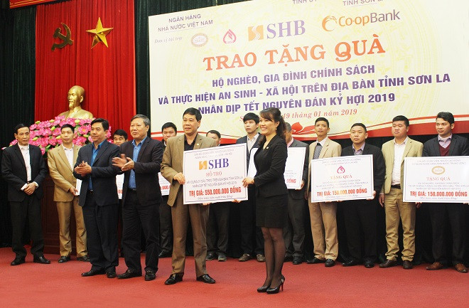 SHB trao tặng kinh phí 550 triệu đồng xây dựng cây cầu treo dân sinh giúp người dân đi lại thuận tiện trong năm mới SHB trao tặng kinh phí 550 triệu đồng xây dựng cây cầu treo dân sinh giúp người dân đi lại thuận tiện trong năm mới
