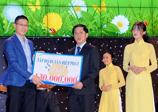 Đại diện Tập đoàn Tân Hiệp Phát trao tượng trưng ủng hộ cho Quỹ Bảo trợ trẻ em tỉnh Bình Dương