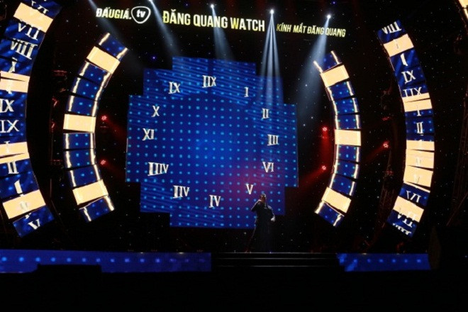 Ấn tượng đêm nhạc hội với ánh sáng kết hơp hình ảnh chiếc đồng hồ. Ảnh Tú ART Ấn tượng đêm nhạc hội với ánh sáng kết hơp hình ảnh chiếc đồng hồ. Ảnh Tú ART