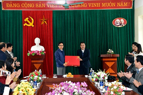 Phó Thủ tướng tặng quà cho Trường Dân tộc nội trú Chợ Mới - Ảnh: VGP/Nhật Bắc