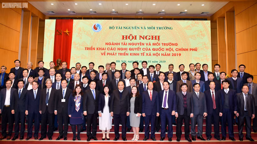 Thủ tướng cùng lãnh đạo và cán bộ, nhân viên Bộ TN&MT. Ảnh: VGP/Quang Hiếu