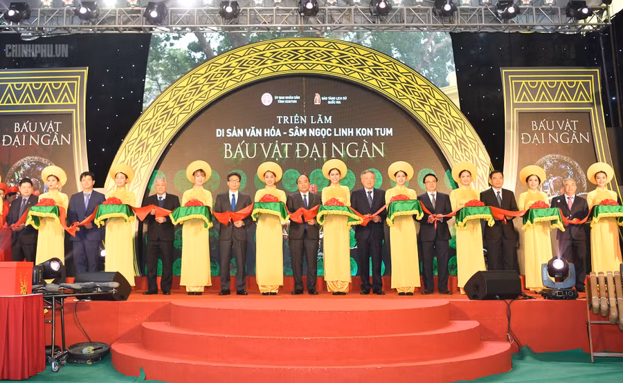Thủ tướng Nguyễn Xuân Phúc cùng các đại biểu cắt băng khai trương Triển lãm Di sản văn hóa - Sâm Ngọc Linh Kon Tum "Báu vật đại ngàn". Ảnh VGP