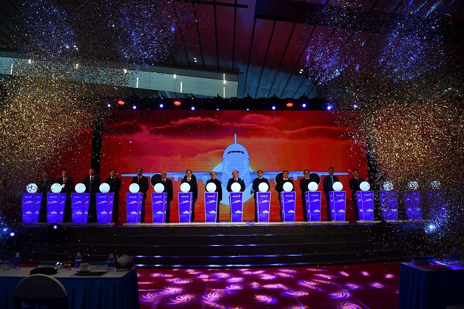 Các đại biểu nhấn nút khởi động chính thức đưa sân bay Vân Đồn vào hoạt động Các đại biểu nhấn nút khởi động chính thức đưa sân bay Vân Đồn vào hoạt động