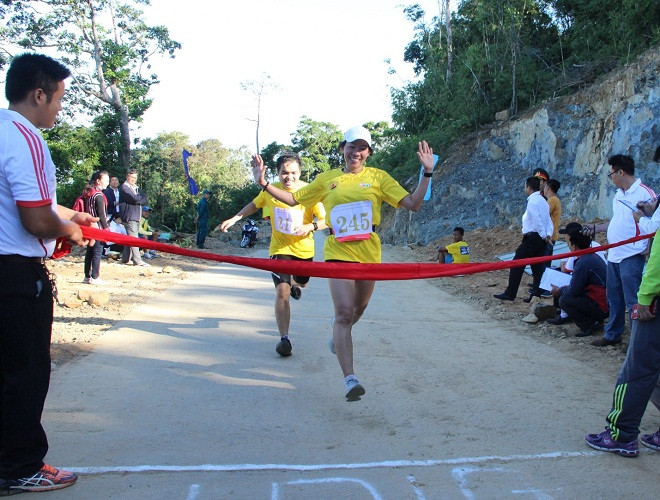 Các vận động viên hoàn thành chinh phục núi Bà Rá cao hơn 700m