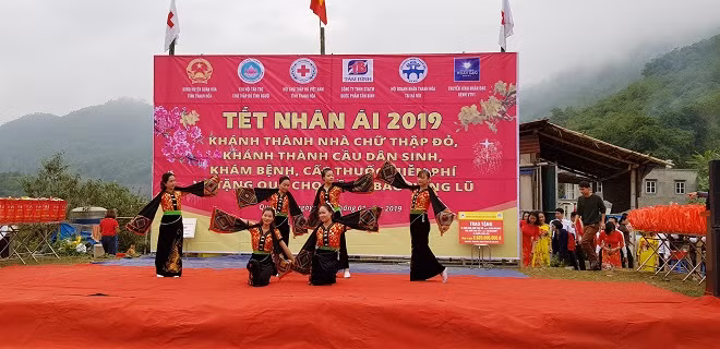 Điệu múa của dân tộc Thái mừng Tết sớm.