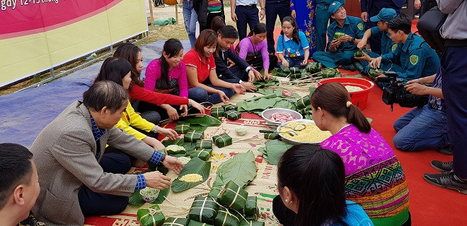 Tổ chức gói bánh chưng cho bà con vùng lũ đón Tết sớm. Tổ chức gói bánh chưng cho bà con vùng lũ đón Tết sớm.