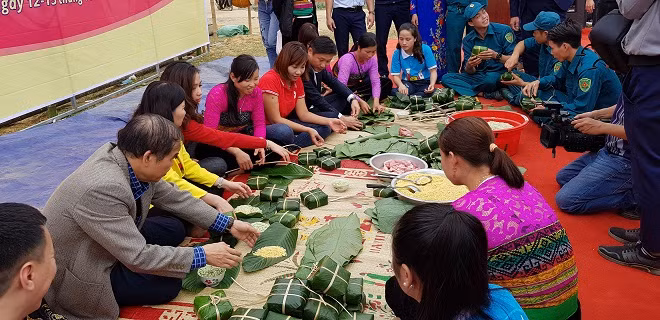 Tổ chức gói bánh chưng cho bà con vùng lũ đón Tết sớm.
