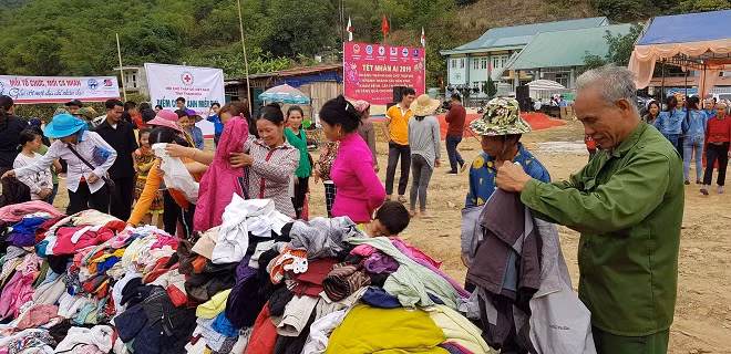 Hội chợ từ thiện thu hút đông đảo người dân.