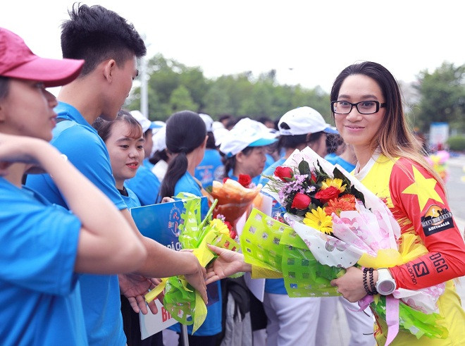 Vận động viên môn chạy bền Ultra-marathon Thanh Vũ tặng hoa động viên cho các VĐV trước giờ xuất phát Vận động viên môn chạy bền Ultra-marathon Thanh Vũ tặng hoa động viên cho các VĐV trước giờ xuất phát