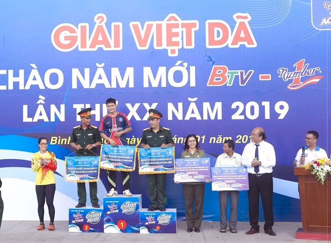 Đại diện Tập đoàn Tân Hiệp Phát cùng BTC trao giải cho các vận động viên