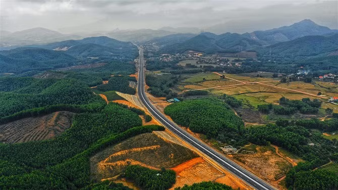 Tuyến cao tốc Hạ Long – Vân Đồn tạo mạch giao thông cao tốc từ Hà Nội đến Vân Đồn chỉ còn 2h30 phút chạy xe