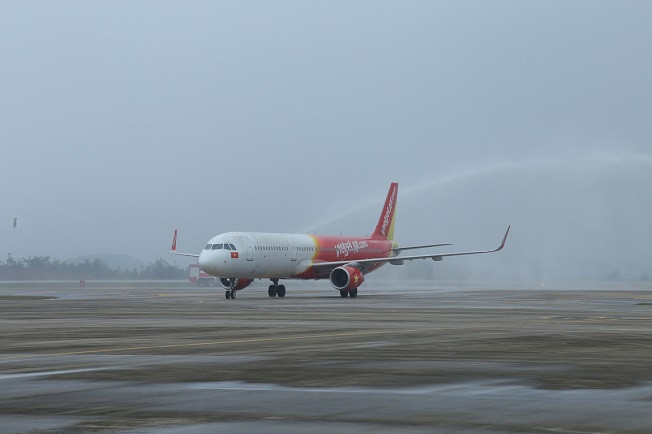 Máy bay A321 mang số hiệu VJ230 hạ cánh xuống sân bay quốc tế Vân Đồn