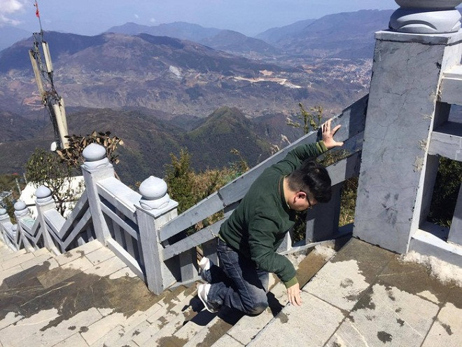 Vũ Ngọc Năm vượt qua từng bậc thang đá để chinh phục đỉnh Fansipan bằng hai đầu gối Vũ Ngọc Năm vượt qua từng bậc thang đá để chinh phục đỉnh Fansipan bằng hai đầu gối