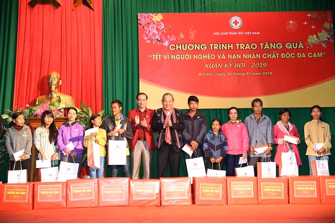 Phó Thủ tướng Trương Hòa Bình trao quà cho đồng bào ở A Lưới. Ảnh VGP