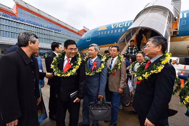 Những hành khách đầu tiên tại cảng hàng không quốc tế Vân Đồn