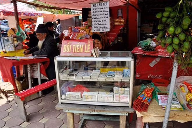 Việc nhận đổi tiền mới, tiền lẻ ăn chênh lệch là hoạt động bị cấm. Ảnh; An ninh Thủ đô 