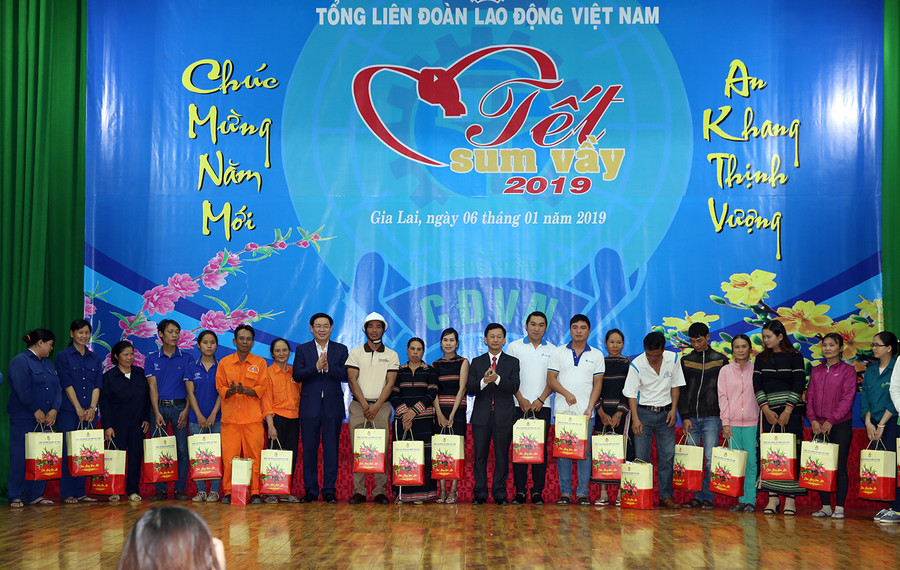 Phó Thủ tướng trao quà cho công nhân, người lao động tỉnh Gia Lai. Ảnh VGP/Thành Chung Phó Thủ tướng trao quà cho công nhân, người lao động tỉnh Gia Lai. Ảnh VGP/Thành Chung