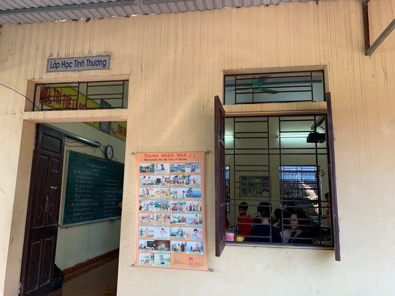 Lớp học tình thương trong chùa Hương Lan