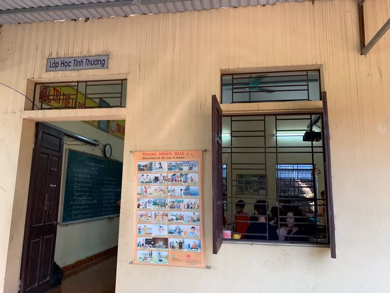 Lớp học tình thương trong chùa Hương Lan