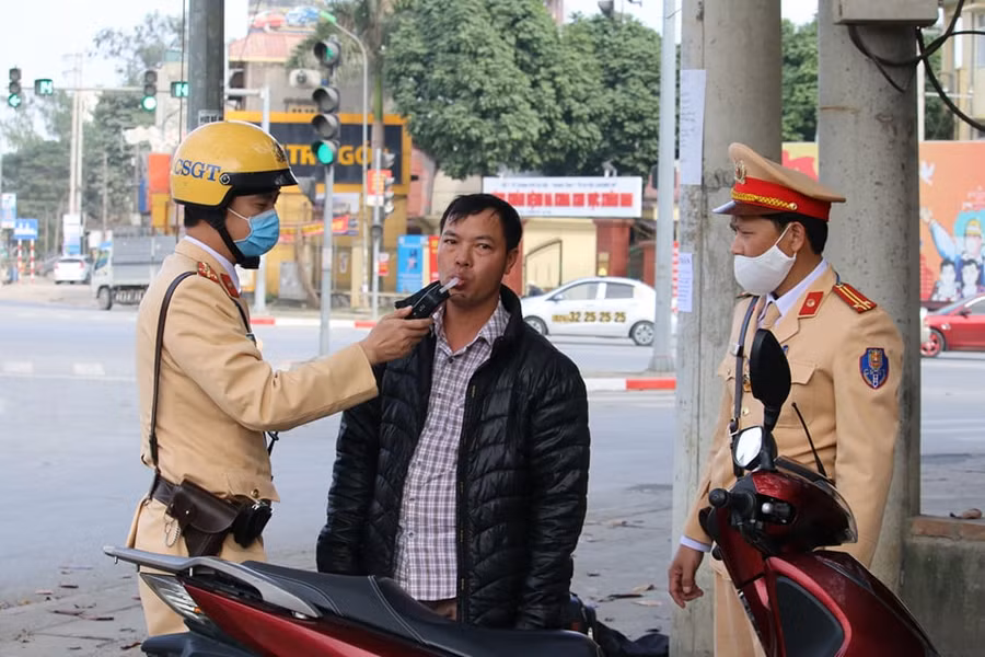 Lực lượng CSGT kiểm tra nồng độ cồn lái xe dịp Tết Dương lịch 2021