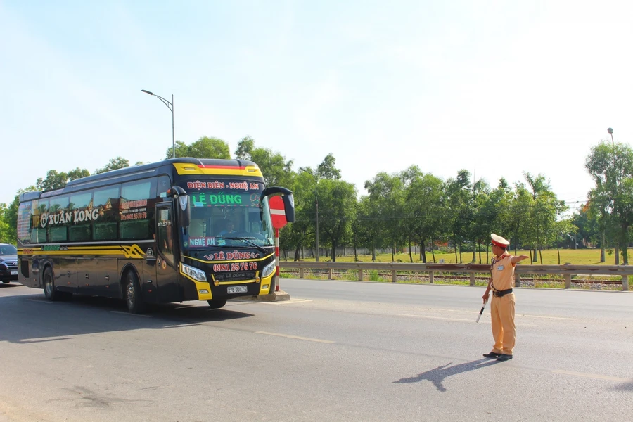 Lực lượng CSGT kiểm tra trên tuyến Quốc lộ 1A.