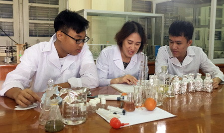 Minh và Lâm trong phòng thí nghiệm Minh và Lâm trong phòng thí nghiệm