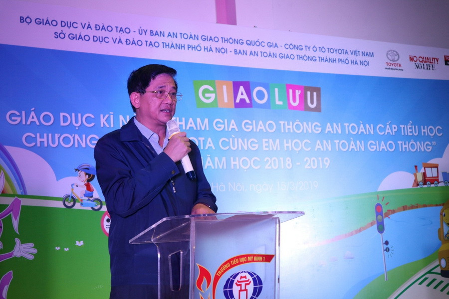 Ông Phạm Xuân Tiến trò chuyện với học sinh trong chương trình giao lưu Ông Phạm Xuân Tiến trò chuyện với học sinh trong chương trình giao lưu