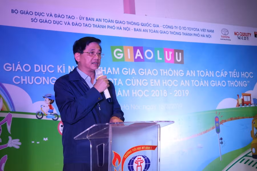 Ông Phạm Xuân Tiến trò chuyện với học sinh trong chương trình giao lưu