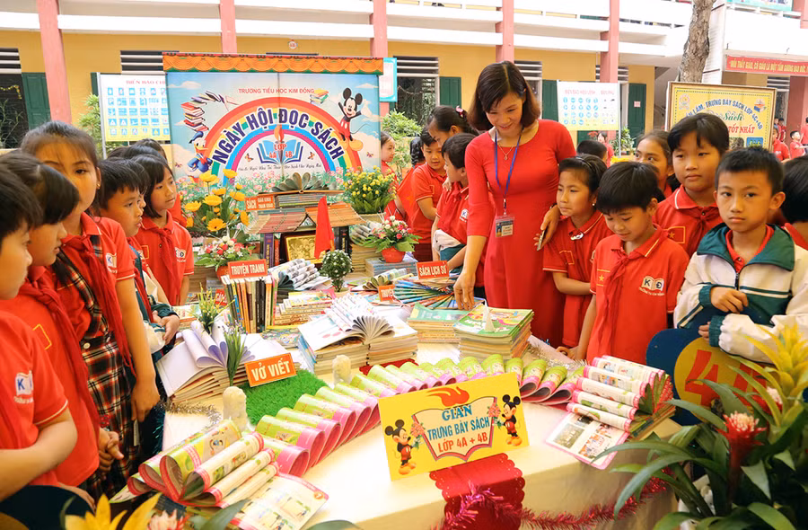 Ngày hội đọc sách của cô trò Trường Tiểu học Kim Đồng (Thanh Sơn, Phú Thọ).