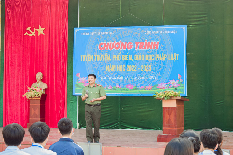 Thượng tá Lê Thành Văn - Phó trưởng Công an huyện Lục Ngạn chia sẻ về ATGT cho học sinh. Thượng tá Lê Thành Văn - Phó trưởng Công an huyện Lục Ngạn chia sẻ về ATGT cho học sinh.