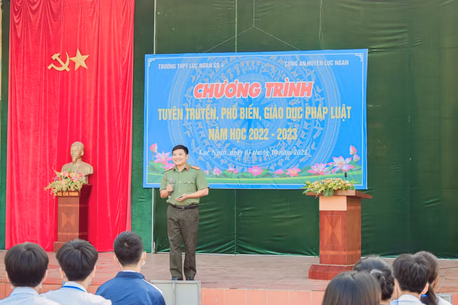 Thượng tá Lê Thành Văn - Phó trưởng Công an huyện Lục Ngạn chia sẻ về ATGT cho học sinh.