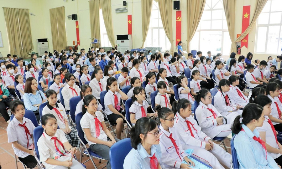 Học sinh tham dự lớp tập huấn nghiệp vụ công tác Đội. Học sinh tham dự lớp tập huấn nghiệp vụ công tác Đội.