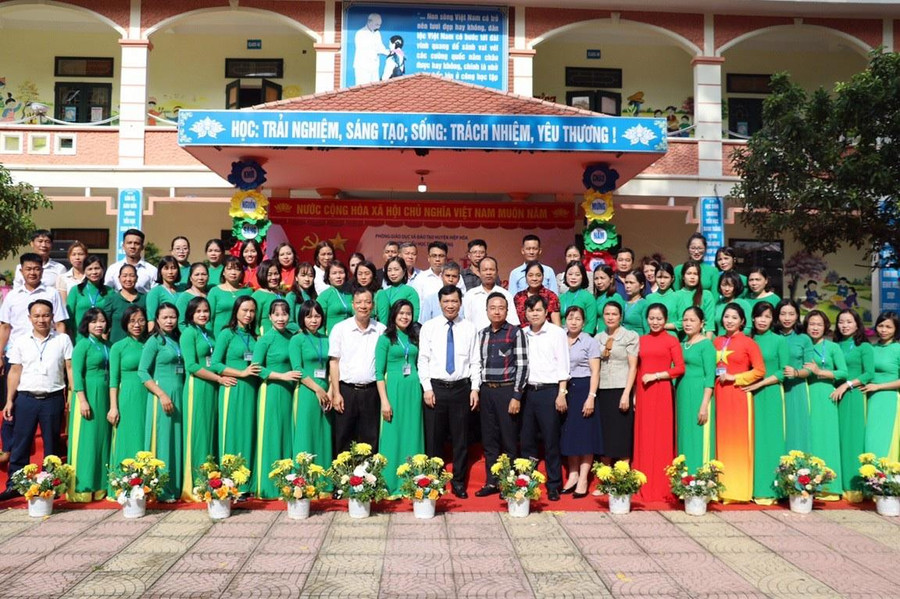 Lãnh đạo huyện Hiệp Hòa chung vui với thầy cô giáo trường Tiểu học Danh Thắng nhân dịp năm học mới, đón nhận Cờ thi đua của Chính phủ.