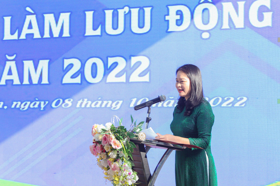 Bà Phạm Thị Diễm - Phó Chủ tịch UBND quận Ba Đình phát biểu tại phiên giao dịch việc làm.