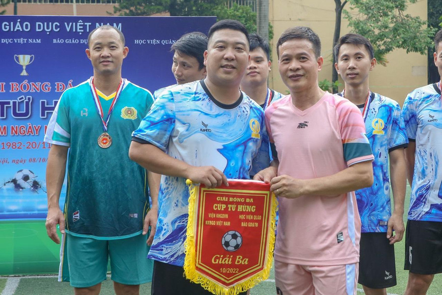 Ông Dương Quang Ngọc - Chủ tịch Công đoàn Viện Khoa học Giáo dục Việt Nam, Trưởng ban tổ chức giải trao giải Ba cho các đội bóng. Ông Dương Quang Ngọc - Chủ tịch Công đoàn Viện Khoa học Giáo dục Việt Nam, Trưởng ban tổ chức giải trao giải Ba cho các đội bóng.