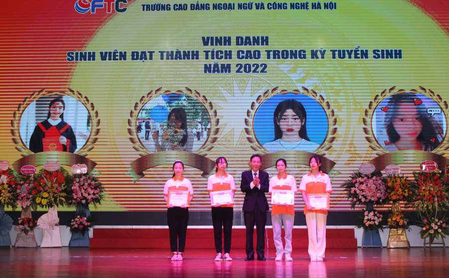 PGS.TS. Bùi Văn Quân - Hiệu trưởng Trường Cao đẳng Ngoại ngữ và Công nghệ Hà Nội khen thưởng sinh viên đạt thành tích cao.