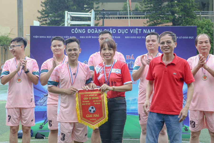Ban tổ chức trao giải Nhì cho đội bóng Viện Khoa học Giáo dục Việt Nam. Ban tổ chức trao giải Nhì cho đội bóng Viện Khoa học Giáo dục Việt Nam.