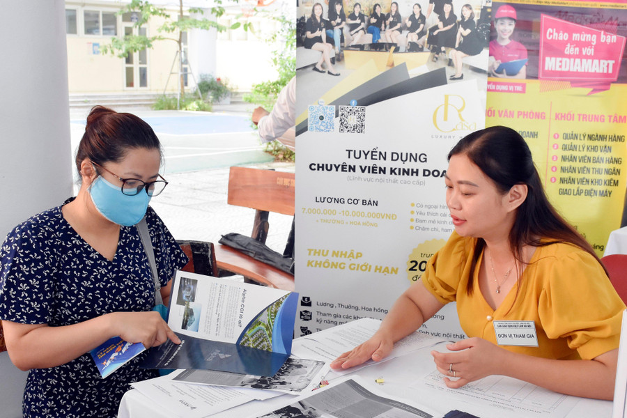 Người lao động tìm hiểu việc làm tại phiên giao dịch việc làm sáng 8/10.