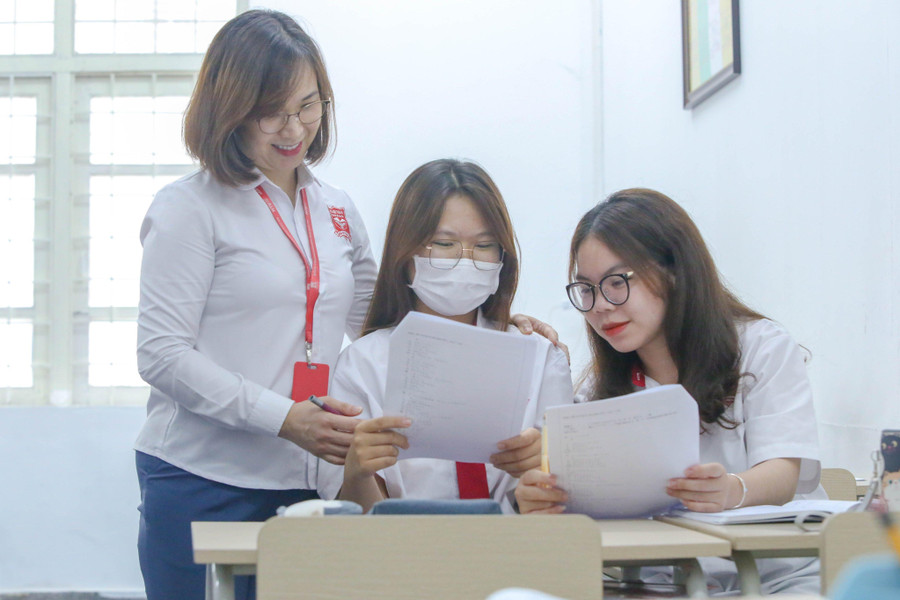 Cô Đào Thị Thu Trang - Phó hiệu trưởng Trường THPT Hoàng Long chia sẻ kiến thức hướng nghiệp cho học sinh. Cô Đào Thị Thu Trang - Phó hiệu trưởng Trường THPT Hoàng Long chia sẻ kiến thức hướng nghiệp cho học sinh.